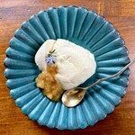 カフェモン - バニラのムース、ゴールデンキウイソース（¥300税込）
      ふわふわのムース♪
      横にはゴールデンキウイのソースが添えられ、上には開花期を迎えたローズマリーの花が添えられています♪