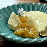 カフェモン - バニラがほんのり香り、マッタリとしつつも朧豆腐のような軽〜い口あたり♡(*´ω`*)そこにキウイソースの爽やかな酸味♪