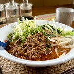 カフェモン - 複雑な味わいのミンチが薄味の鶏スープに混ざると、コク深くて最高のラオス風の担々スープになるんです♪‎(*´ڡ`●)♡ｳﾏ~