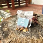 カフェモン - お会計のとき、オープン14周年記念としてカフェモン特製、きび糖で固めたナッツを頂きました♪この心遣い(*´ω`*)