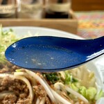 カフェモン - 澄んだ鶏スープ(^^)辛肉味噌のないところを掬って味見。うん、ごく薄味の鶏スープですね。ここに肉味噌が溶けると〜？？