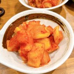 炭火焼肉ホルモンさわいし - カクテキ、キムチ