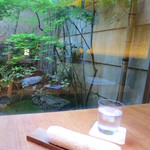 Gion Nichi - 店内には坪庭があります。