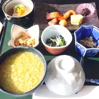 大阪なだ万 - 皆様おはようございます。同じ投稿失礼します。朝和定食とお粥定食が選べます。ご飯、お粥さん、お味噌汁はおかわり自由です。