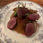 LOVE ワインとビストロのお店 - マグレ鴨のロースト（写真で伝えきれない美味しさ）