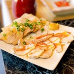 なんか喰ぃ亭 - 炙りチャーシュー(奥は燻製)