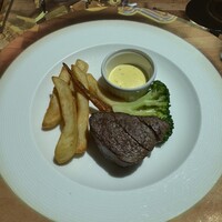 セント レジス ホテル 大阪 - 美食の国・フランス代表　ル・プチシェフがお届けする 最先端ステーキマシーンで作る特製テンダーロイン　揚げたてのフレンチフライを添えて 国産牛テンダーロインのロースト　ベアルネーズソース　フレンチフライ　ブロッコリー　人参