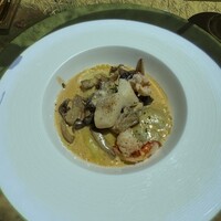 セント レジス ホテル 大阪 - 芸術の国・イタリア　ピッコロ・ルチアーノが奏でる 挽きたて小麦のラビオリ　トリュフ豚が掘り当てたトリュフとともに トリュフラビオリ　パンチェッタ　キノコ　トリュフオイル　ロブスター　帆立貝