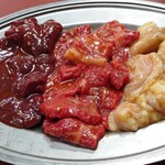 マルフク - 肝、アバラ、ホルモン(左から、全部1人前)