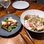 ビストロ ドゥーブルオーンズ - グリーンサラダ生ハムプラスと、北海道産カチョカバロチーズのオーブン焼き