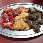 マルフク - 心臓、ホルモン、センマイ(左から、全部1人前)