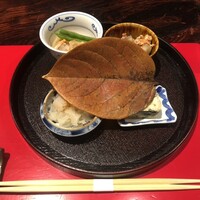 賛否両論 - 八寸柿の葉添え