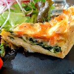 ビストロカフェシュシュ - ほうれん草とにんじんのキッシュ。