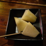 河内カルメン - 誰かにもらったとかのリンゴ。これもサービス。