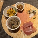 Teppan×Wine 堀 - 前菜盛合せ　一品ずつ、味わい深い。いろいろな食感や味が楽しめて早くも満足感が半端ない。