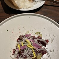 GRIGLIA Pagina - 冷たい前菜は馬肉のカルパッチョ。臭みがなくて美味。奥に写っているとろろ昆布みたいな物は、チーズです。