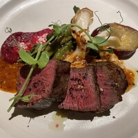 GRIGLIA Pagina - メインは牛肉のグリル、オープンスペースで焼いてくれます。