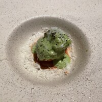 GRIGLIA Pagina - 温かい前菜は、蟹のライスコロッケ、ほうれん草ソースがけ。