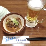 庄や - 生ビール（２口飲みました）＆ モツ煮込み
