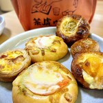 ココペライ - 
                                手前からハムチーズ、時計回りにキッシュ（絶品）、さらにハムチーズ、栗のデニッシュ、あんこのデニッシュ（塩味があってうまい！）、柿のデニッシュ（レモンクリームたっぷり）