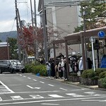 出町ふたば - 道路向こうの斬新な並び方！