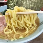 横濱ラーメン あさが家 - 酒井製麺の中太麺。