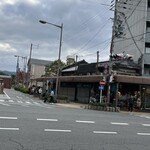 出町ふたば - お店の前には並びきれないので、横断歩道渡って道路の向こうに並ばれていました。