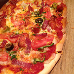 富士屋本店グリルバー - ピリ辛チョリソーとサラミのピザ