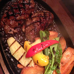 富士屋本店グリルバー - 富士屋グリルバーグ・切って中に火を通す。