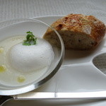 新玉ねぎのスープ　自家製オリーブのパン