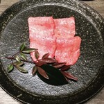 273320905 - 