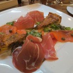 コンプレ - 前菜盛り合わせ（生ハム、サーモン、キッシュなど）