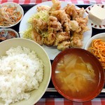 住吉食堂 - とりから揚げ定食　800円　小鉢のパスタも一人前あります。