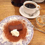 カフェ エ バール ドゥー - 富谷町・ヒトノワさんの濃厚生ショコラ（￥682）、オリジナルブレンド（￥540）。今夜はスイーツでシメ♪