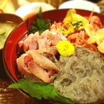 かもめ丸 - かもめ丸名物 ぬまづ丼
      
      かもめ丸は何度も来てるけど、ぬまづ丼は何気に初めて食べる。
      
      生しらすは田子の浦のと比べると数段味が落ちるけども、炊き込みご飯が美味しいのでトータル的にはまあ合格(๑•̀ㅁ•́ฅ✧