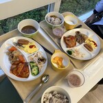 コンフォートイン - ブルーベリースムージーがあり、嬉しかったです。マストなカレーと共に。ヨーグルトにフルーツ盛り盛り。五穀米かな