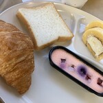 コンフォートイン - デザート2種！ブルーベリーチーズケーキがとても美味しかったです。夫曰く、パンも美味しかったそうです