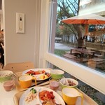 コンフォートイン - 外のテラスを眺めながらの朝食です。憂い空だからこそ、素敵