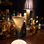 バーポラリス - ギブソン。マティーニの材料をシェイク、さらにカクテルオニオンを挿す