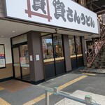 資さんうどん 今福鶴見店 - 入口受付機で席番号受付システム