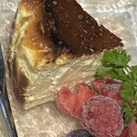 ビストロ スミモト KOBE - 定番、バスクチーズケーキ