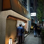 とんかつひなた - 近くの「とん太。」も未だ並んでます。ここも閉店の時間です。