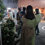 とんかつひなた - 外国人が先頭にいたので列が道に飛び出してしまってます。