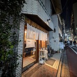 とんかつひなた - 表通りは金曜日で賑やかです。