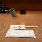 とんかつひなた - 手拭きがあるのは有り難い。