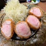 とんかつひなた - 断面はほんのりと中央部が赤みを帯びています