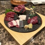 馬刺しと焼き鳥 グルマン三年坂 - 