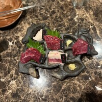 馬刺しと焼き鳥 グルマン三年坂 - 