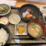 高槻びわ - 料理写真:お造り定食（ご飯、味噌汁、お漬物お代わり自由）
1200円