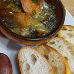 酒場 サワマル - 若鶏とキノコのアヒージョ